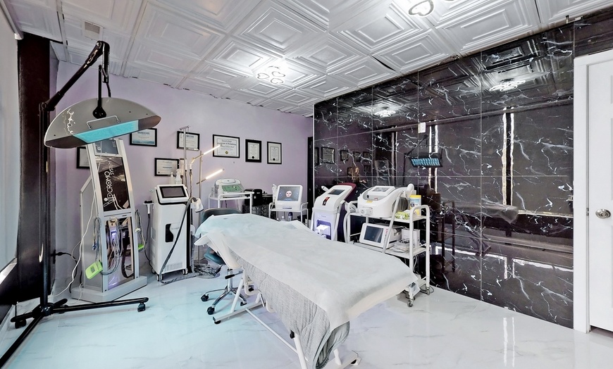 Image 3: Get  20, 40, or 60 Units of Wrinkle-Reducing Injectable