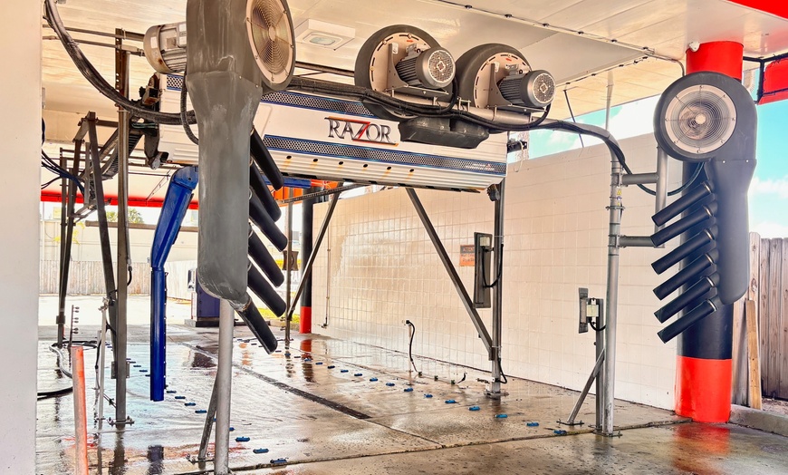 Image 4: Shine On with Touch-Free Wash & Free Vacuum