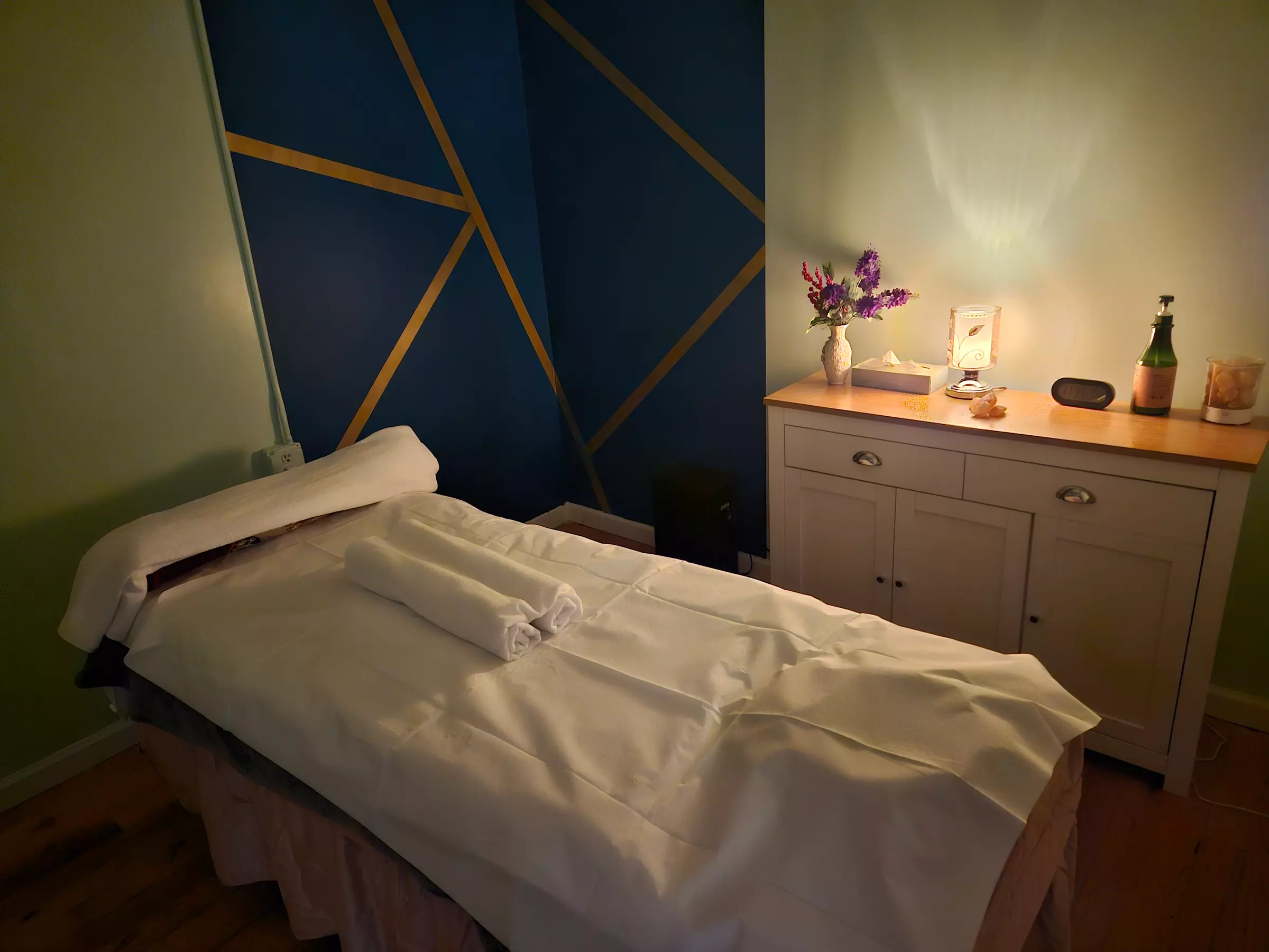 28 Men's Spa offers a 60-Minute Full Body Massage for Men with up to 30% off, creating the ultimate relaxation experience. - Primary Image