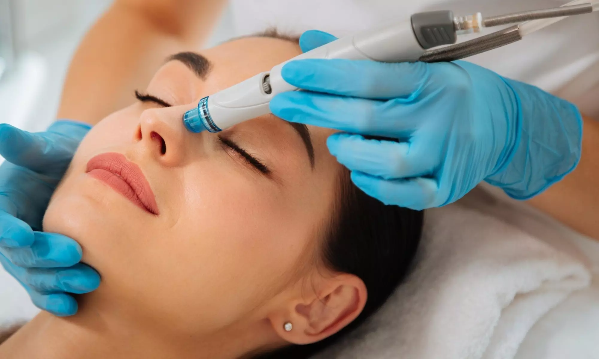 Stralende huidboost met voedende HydraFacial gezichtsbehandeling van 60 minuten met 42% korting - Primary Image