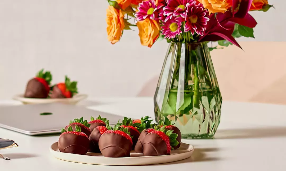 Experience Edible Arrangements' chocolate-covered strawberries, smoothies, cookies & more with up to 40% off - Primary Image