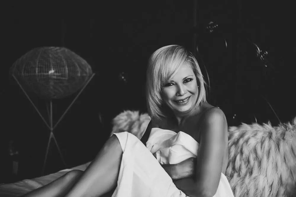 60 or 120 Minute Photo Shoot, 2 or 3 Outfit Change, $50 Credit & More