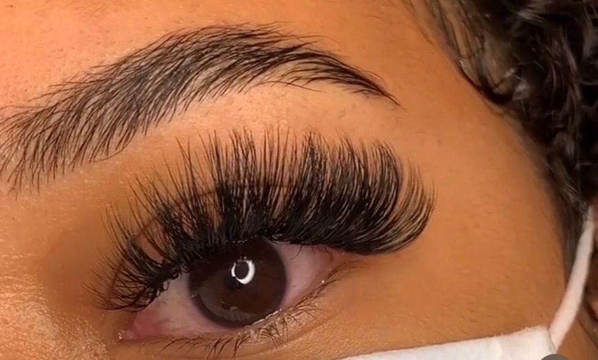 Image 3: Eyelash Extensions for a Bold and Dramatic Effect