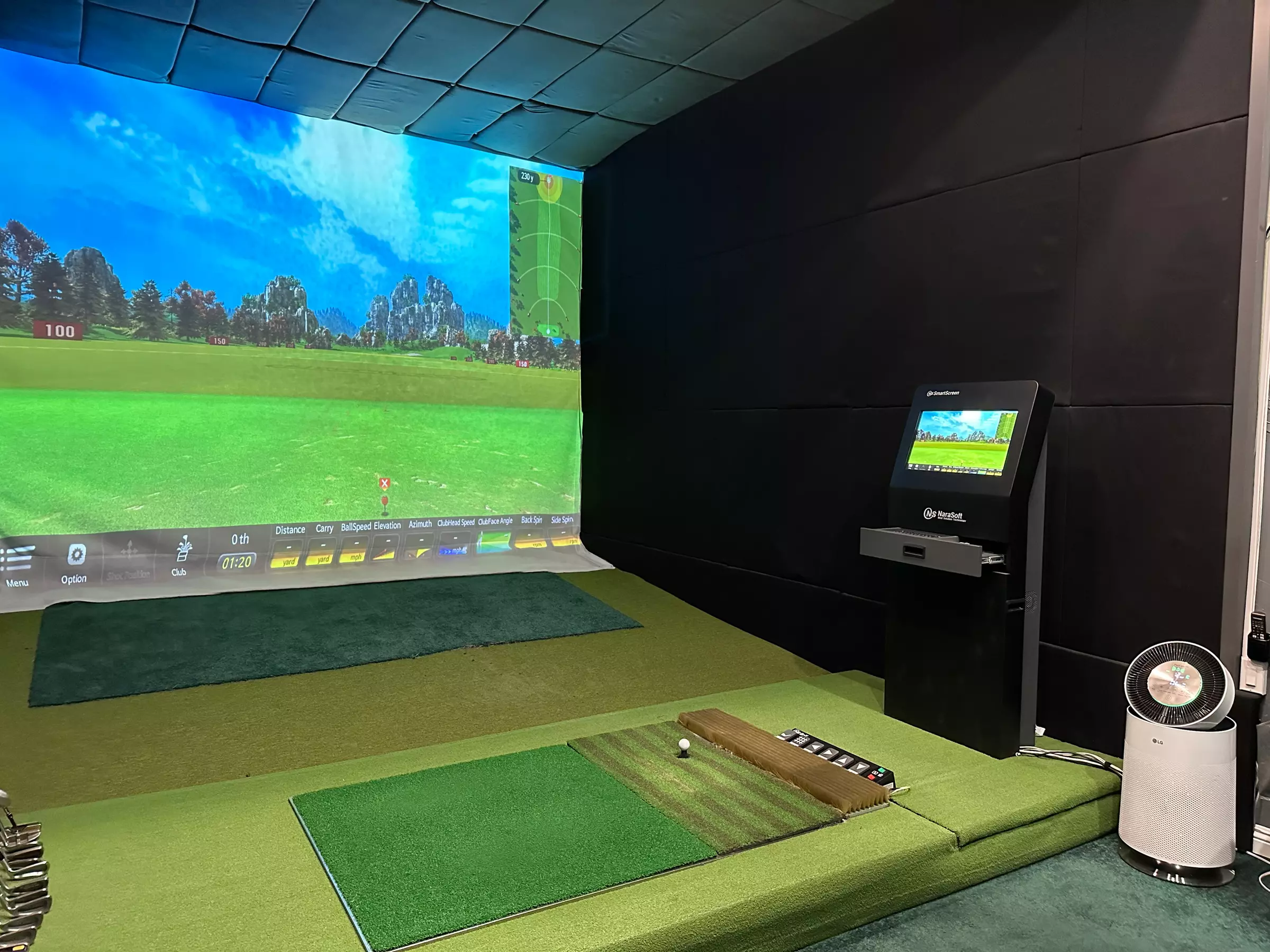 Experience W Screen Golf's advanced simulators for 18-hole games, available for two players, with up to 40% off. - Second Medium