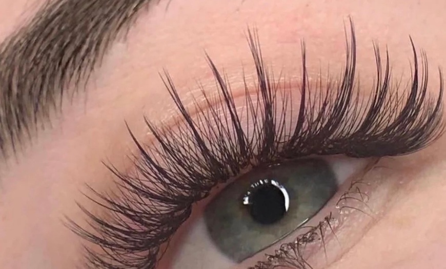 Image 2: Up to 52% Off on Eyebrow Tinting at Lucky Lash Spa