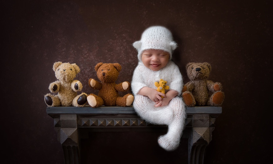 Image 4: Newborn Photoshoot with Print