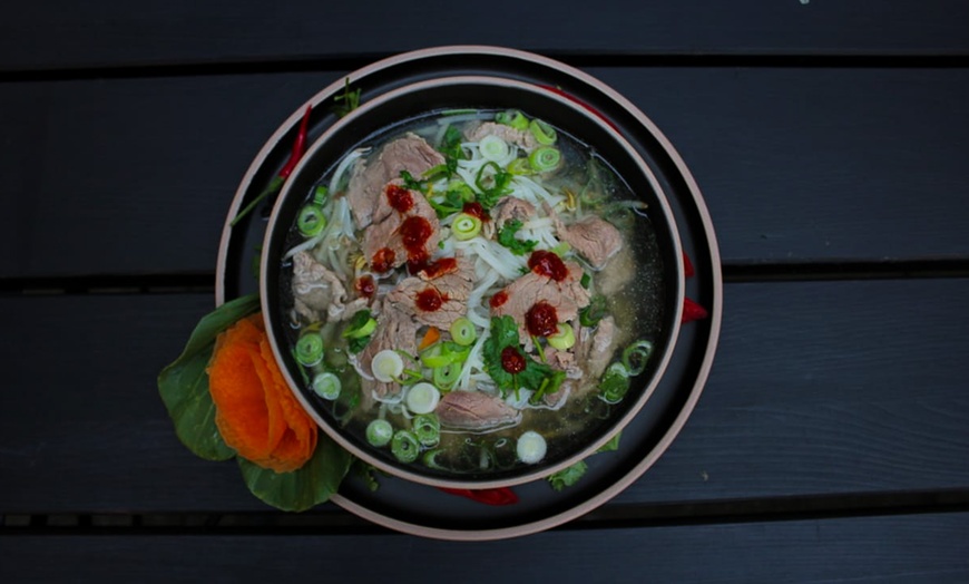 Image 1: Vietnamesische Pho Suppe für Vier oder gebratene Nudeln To Go für Zwei