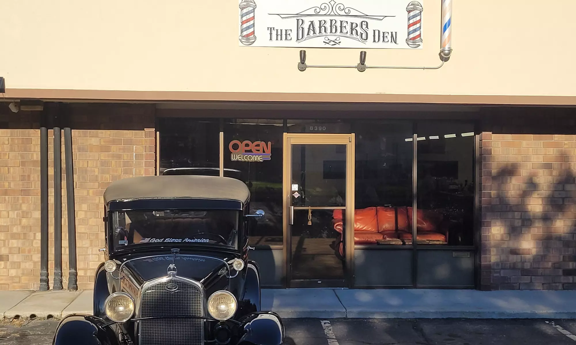 Up to 50% Off on Salon - Men's Haircut / Barber at The Barbers Den In Sandy - Primary Image