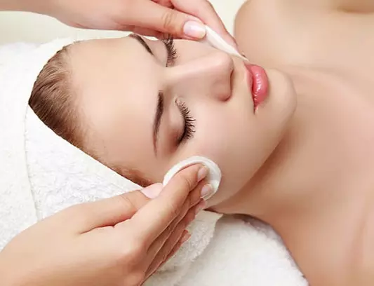Limpieza facial con peeling a elegir y máscara LED en Tecnodermo