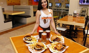 Hamburguesa con papas + tarro de cerveza en Hooters hasta 34% off