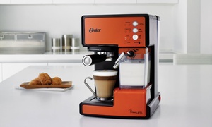 Cafetera Oster para cappuccino, latte y espresso con 49% off