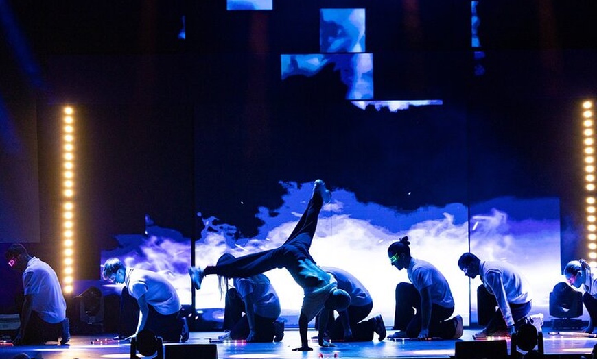 Image 34: Wintergarten Varieté "FLYING LIGHTS" - Highlightshow (75 Minutes)