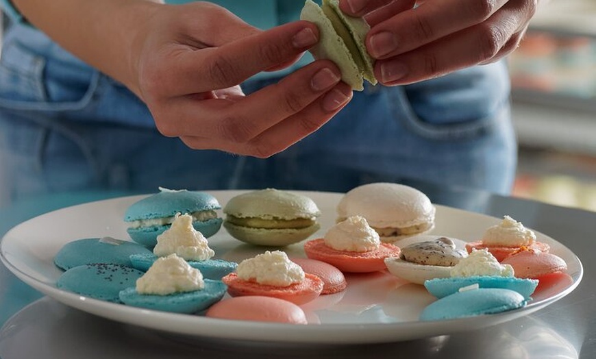 Image 7: Cuire et peindre des Macarons Français dans le Centre de Paris (Pet...
