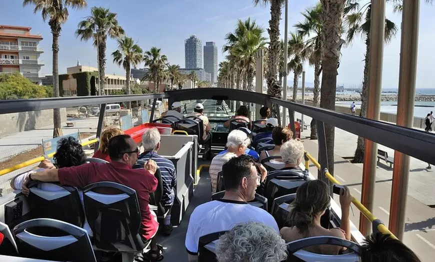 Image 2: Excursión por la costa: excursión por la ciudad de Barcelona en aut...