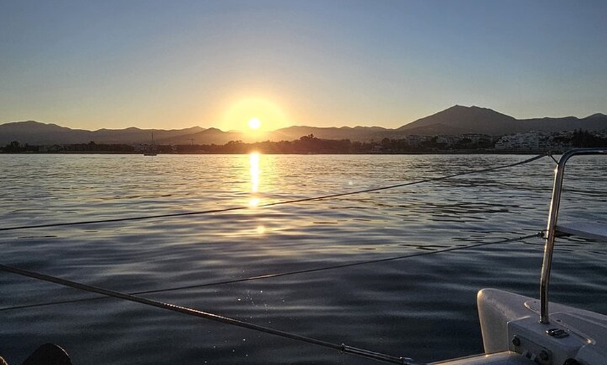Image 16: Marbella: Crucero al atardecer en catamarán con aperitivos y bebidas