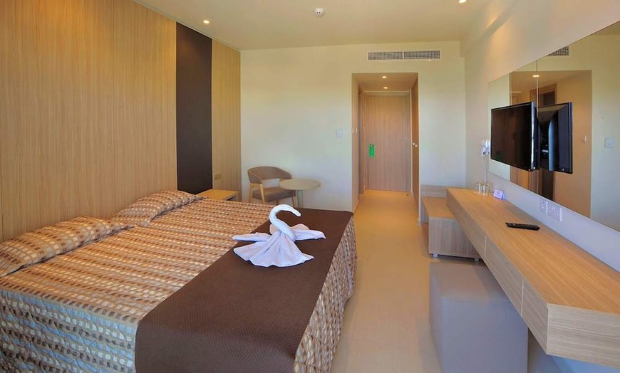 Image 12: ✈ ZYPERN | Ayia Napa - Nelia Beach Hotel 3*, 3 Nächte - Außenpool