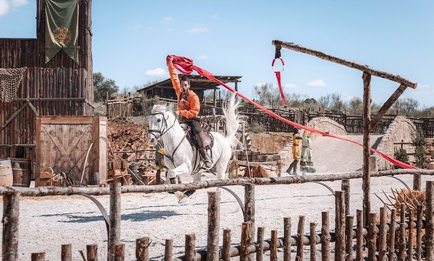 Image 2: Visita Puy du Fou España en autobús Desde Madrid