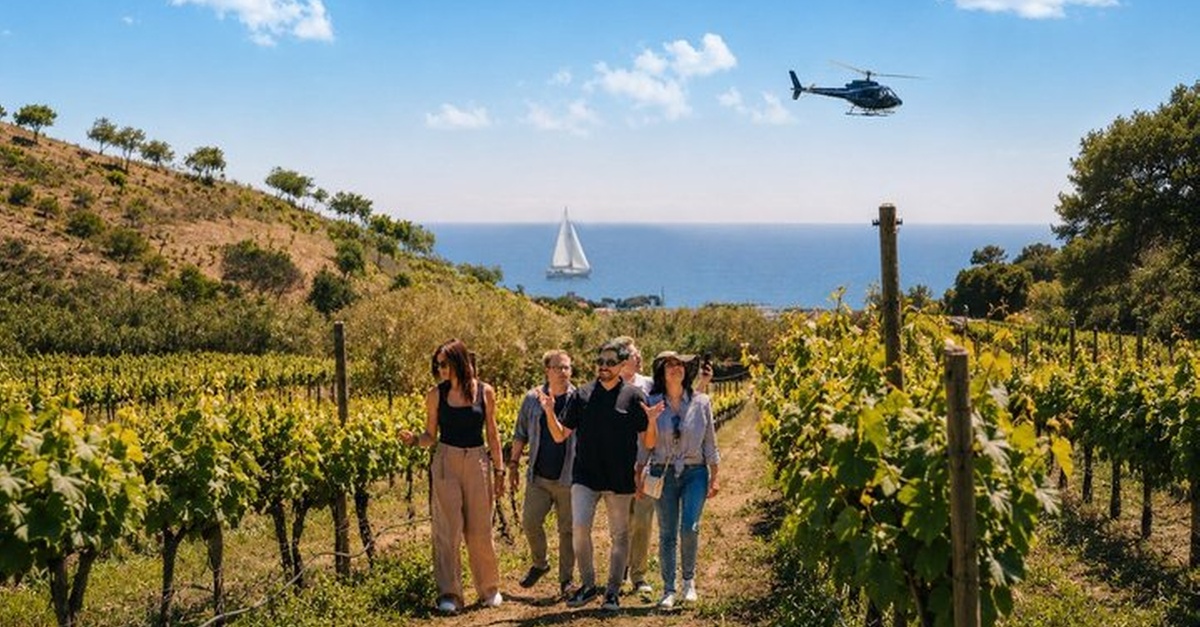 Experiencia con vuelo en helicóptero por Barcelona, visita a bodegas y barco opcional