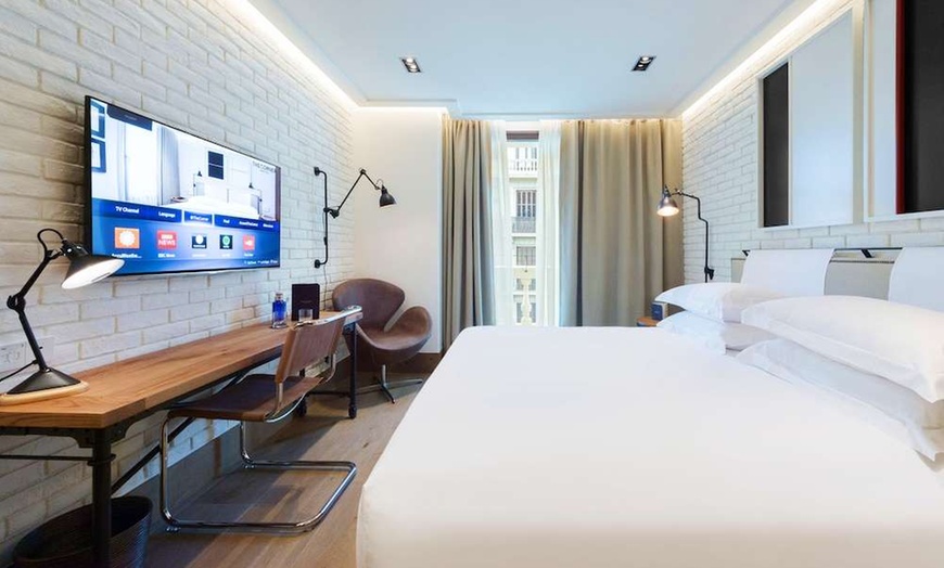 Image 2: ✈ SPAIN | Barcelona - The Corner Hotel 4*, 2 nights - Outdoor swimm...