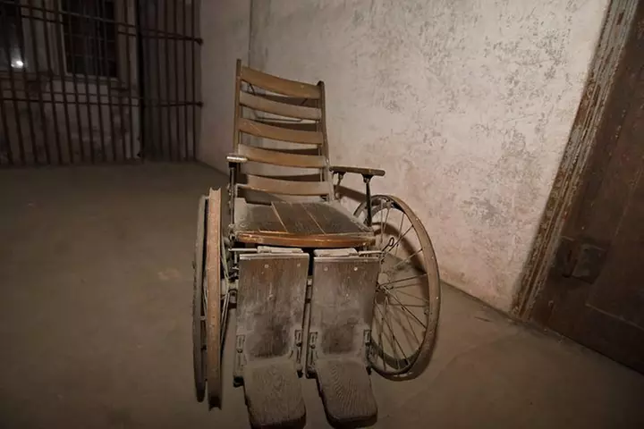 Charleston Haunted Jail Night-Time Walking Tour with Admission to O...