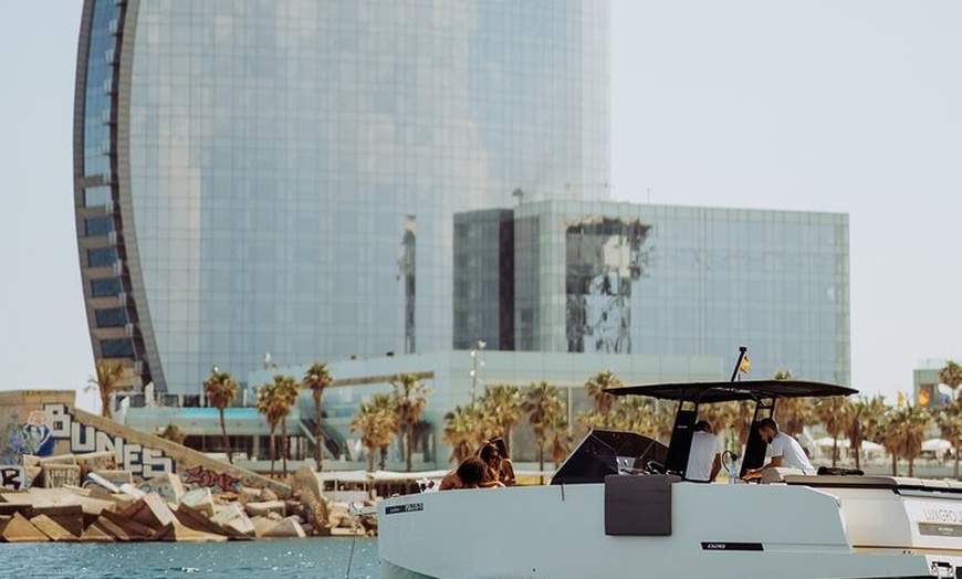 Image 2: Experiencia privada en barco de motor en Barcelona