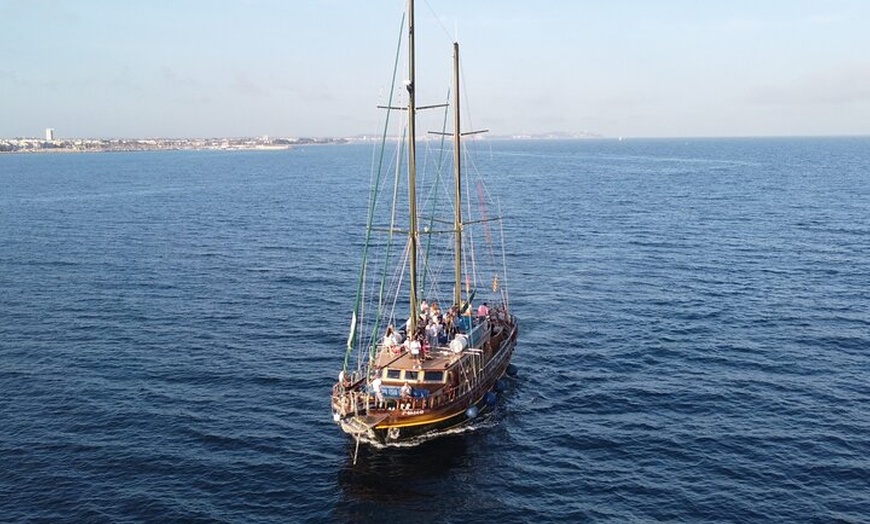 Image 11: Crucero en barco clásico: Experiencia de navegación en Barcelona