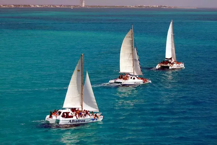 Top Sailing to Isla Mujeres with lunch and open bar from Cancun