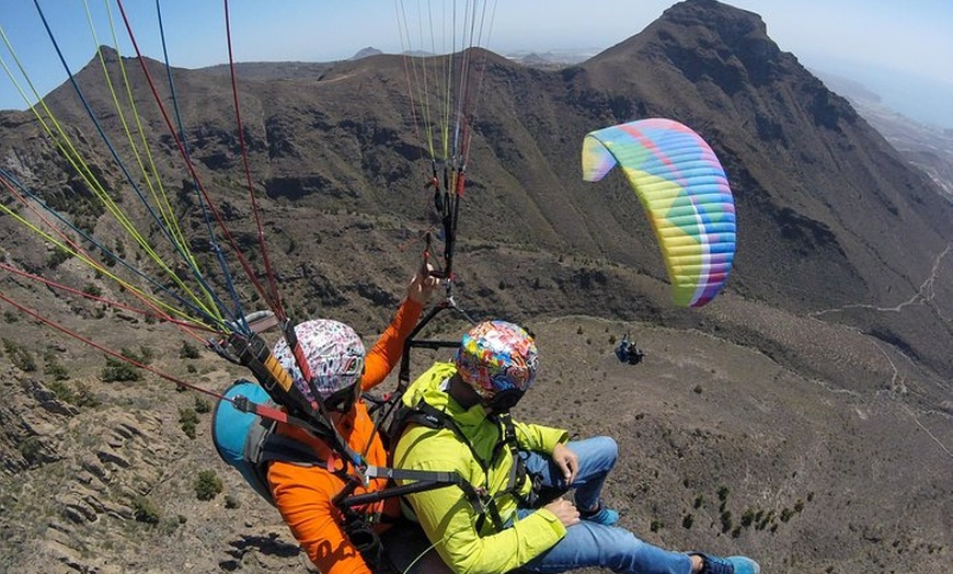 Image 23: Experiencia épica de parapente en Tenerife con el equipo campeón de...