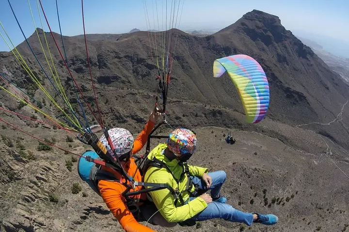 Experiencia épica de parapente en Tenerife con el equipo campeón de...