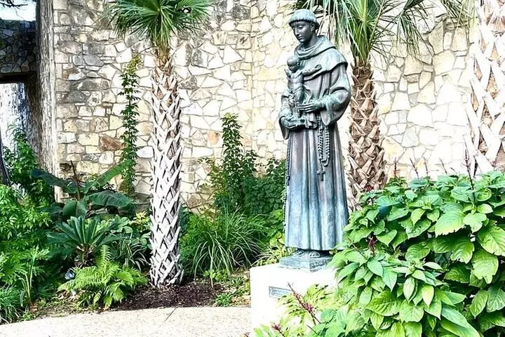 Walking Tour Along the San Antonio Riverwalk And Around Downtown