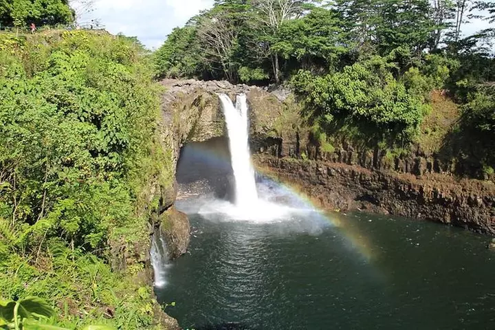 Private Tour from Hilo to Hawaii Volcanoes Natl Park Mercedes Van