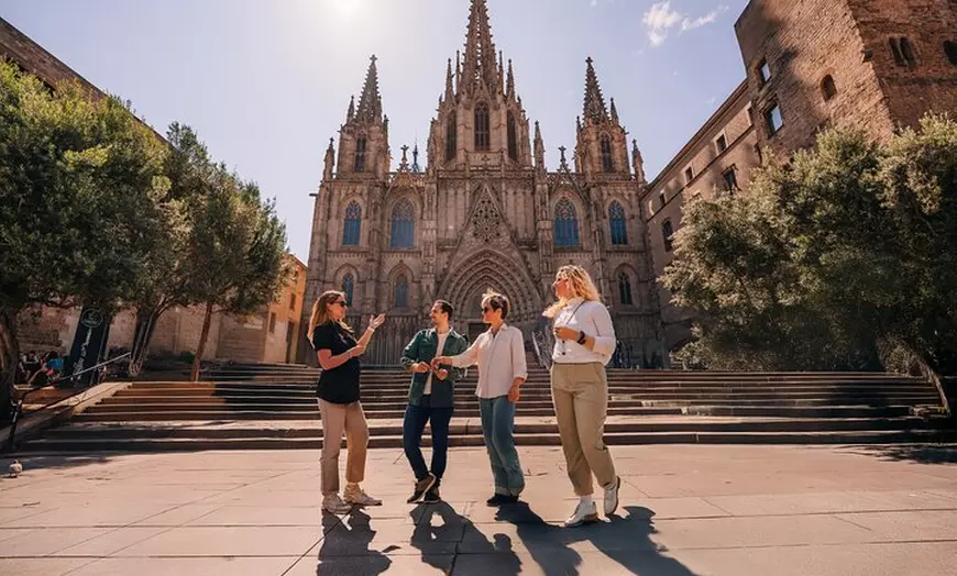 Image 5: Tour Barcelona 360 : Tour a pie de vuelo, vela y casco antiguo