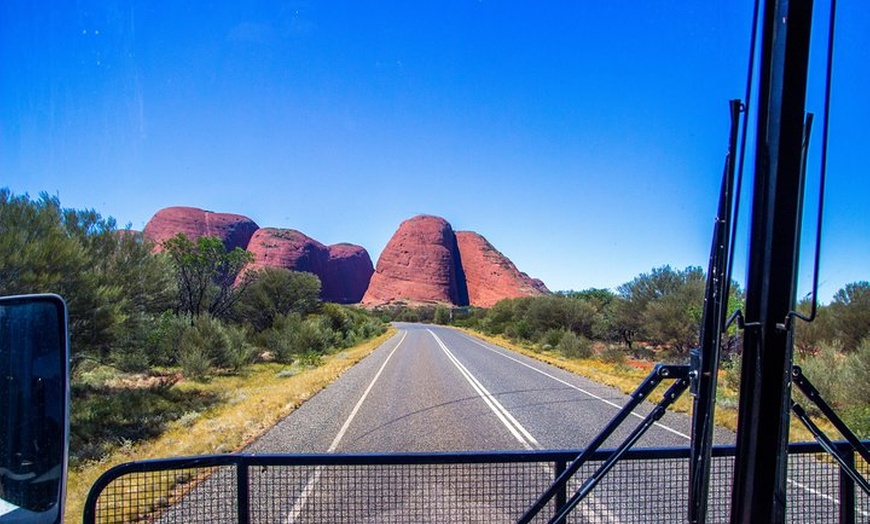 Image 4: Ayers Rock Day Trip from Alice Springs Including BBQ Dinner