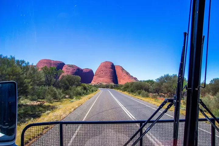 Ayers Rock Day Trip from Alice Springs Including BBQ Dinner