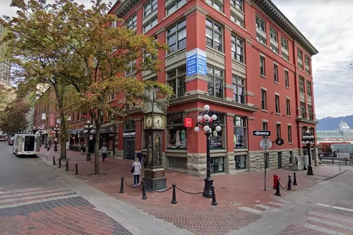 Self-Guided Scavenger Hunt: Vancouver Red Bricks & Gold Dragons