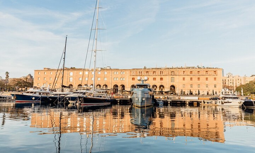 Image 40: Paseo en Velero al Atardecer en Barcelona con Capitán Local