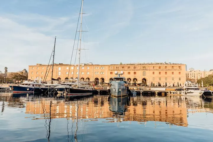 Crucero al atardecer en Barcelona liderado por Young & Local Captain