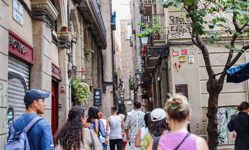 Image 10: Barrios históricos de Barcelona El Raval, Gótico y Born