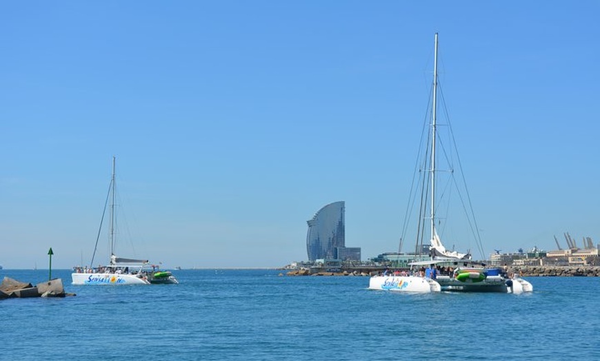 Image 5: Recorrido de fiesta en catamarán para jóvenes