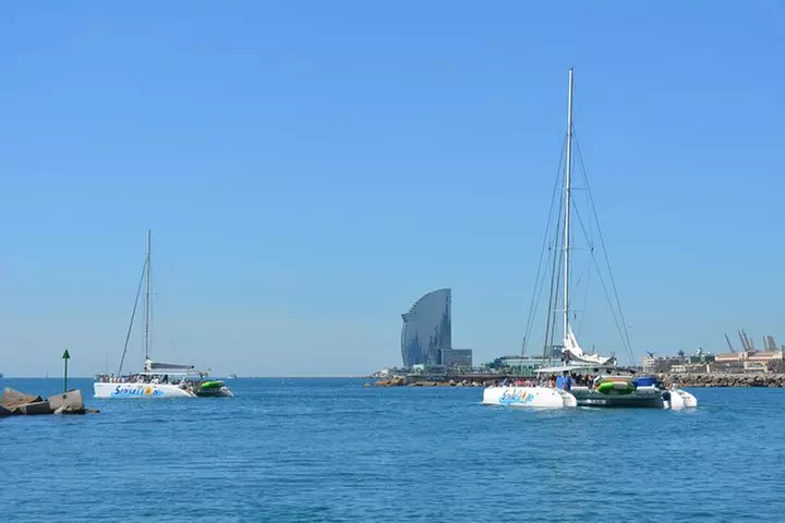 Tour en Catamarán Fiesta en Barcelona para Jóvenes