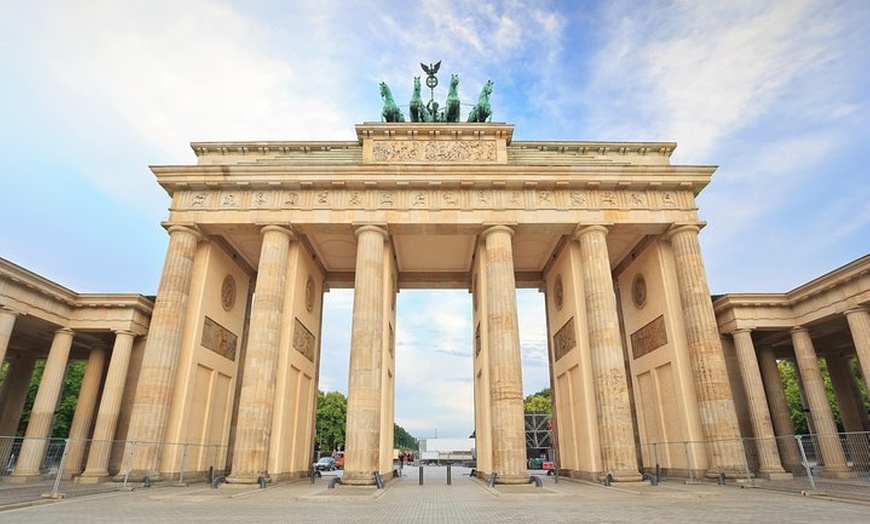 Image 1: Berlin Blitz mit dem Auto: 2-stündige Privattour mit dem Fahrzeug