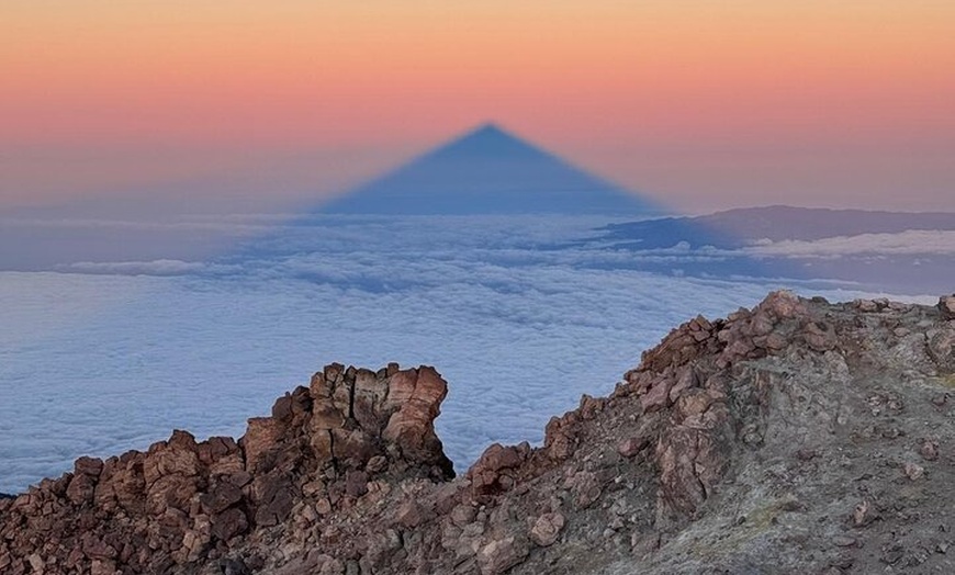 Image 38: Caminata nocturna a la Cumbre del Teide para el amanecer y la sombr...