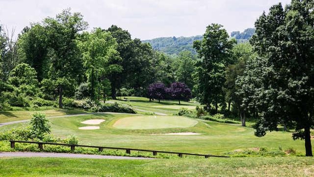 Online Booking - Round of Golf at Harkers Hollow Golf Club