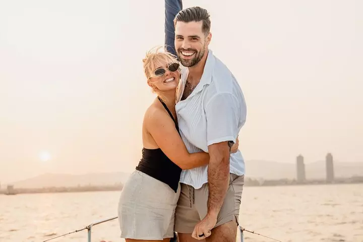 Crucero al atardecer en Barcelona liderado por Young & Local Captain