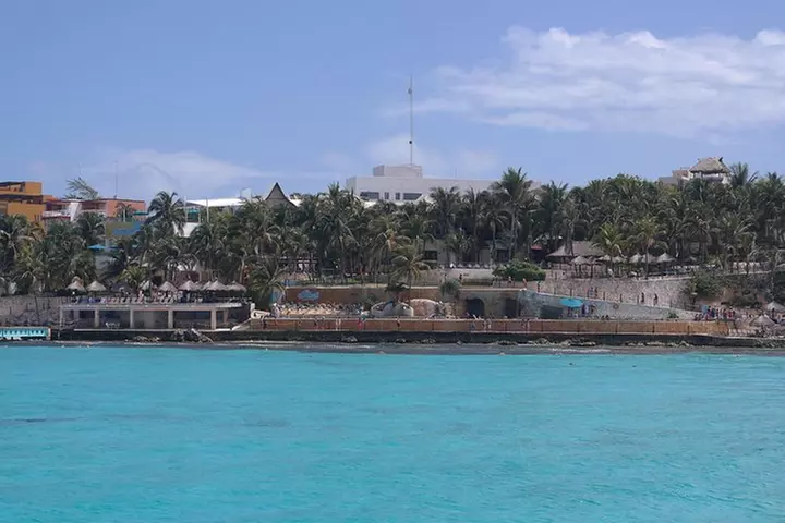 Top Sailing to Isla Mujeres with lunch and open bar from Cancun