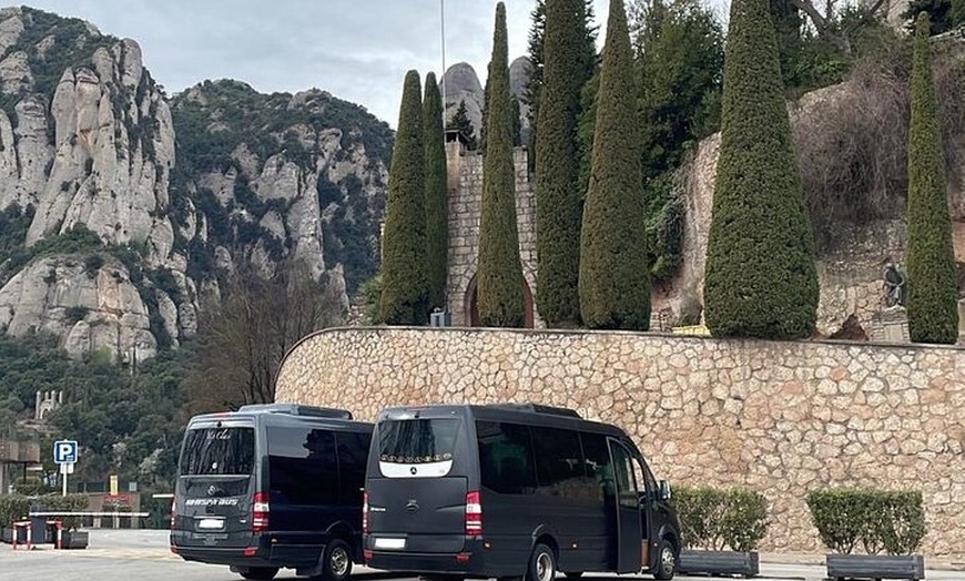 Image 1: Montserrat 5 horas (De 1 a 16 pasajeros)
