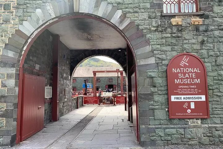 2-Day Private Liverpool BeatlesTour & Explore North Wales in a lice...