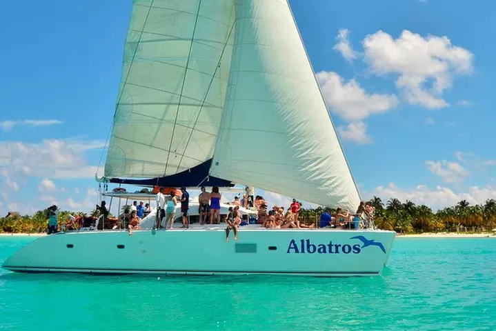 Top Sailing to Isla Mujeres with lunch and open bar from Cancun