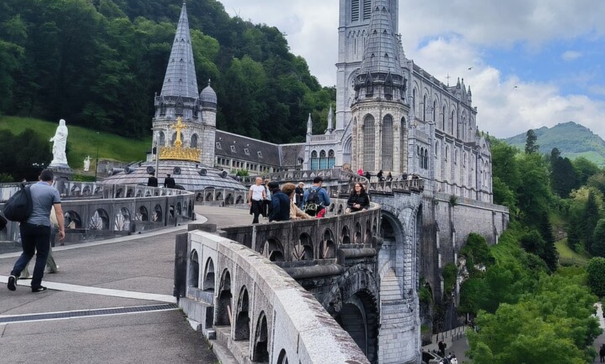 Image 9: Experimente Lourdes con un tour privado y un cómodo transporte