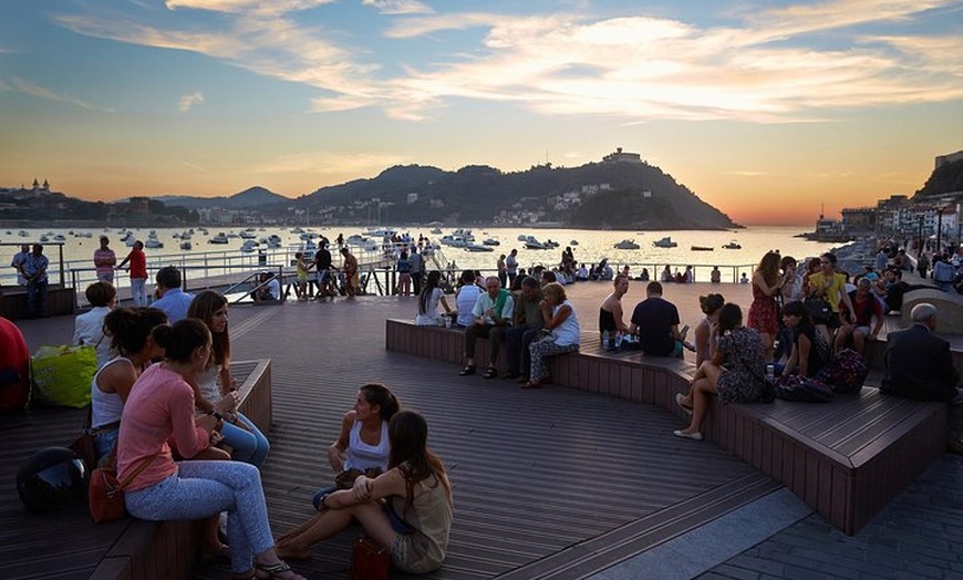 Image 2: Recorrido a pie por San Sebastián con un pintxo y una bebida